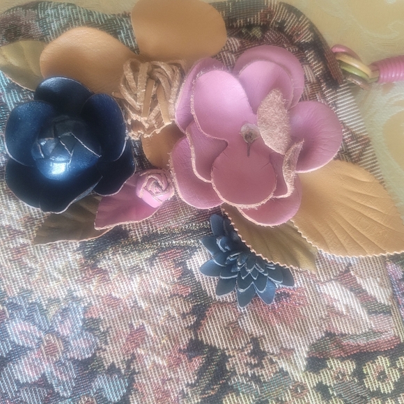 2000'sMoschino Floral Tapestry Shoulder Bag with Floral Appliques. Made In Italy - Picture 14 of 15